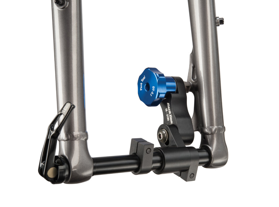 Park Tool DT-5.2 installé pour surfacer un support IS mount sur une fourche fatbike