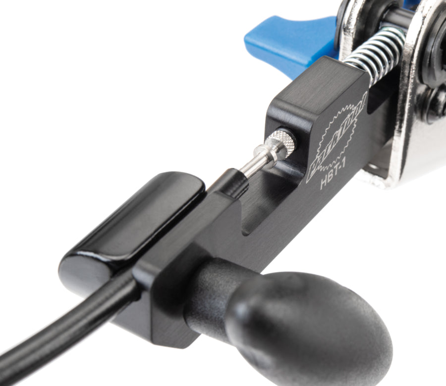 Park Tool HBT-1 installant un insert à ardillon