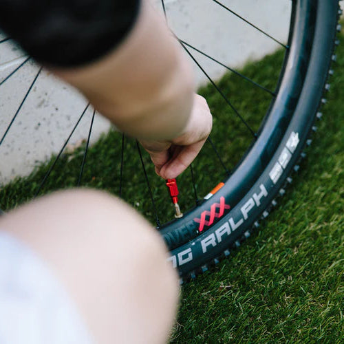 Seringue pour Liquide Préventif KOM CYCLING Démonte Valve Alu
