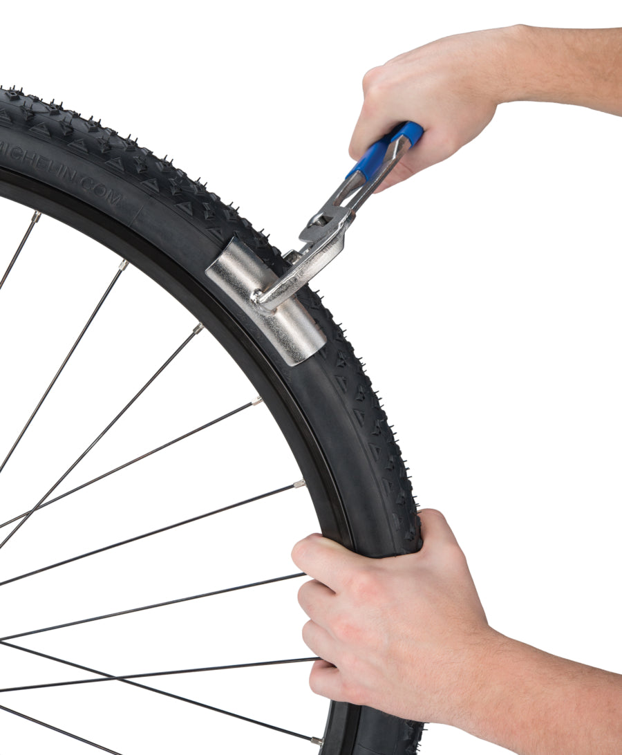Park Tool PTS-1 utilisé pour emmancher un pneu sur la jante