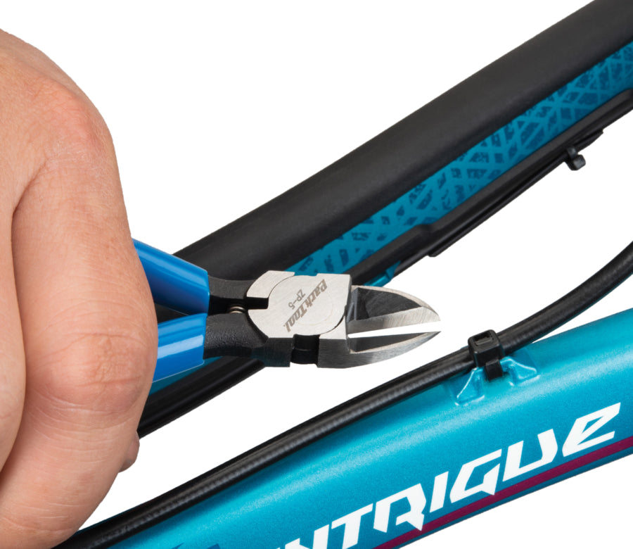 Park Tool ZP-5 coupant l'extrémité d'un collier de serrage