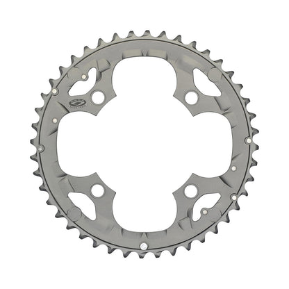 Plateau Extérieur SHIMANO DEORE M590 9V 4 Trous 104mm Argent — vue du plateau sur fond blanc