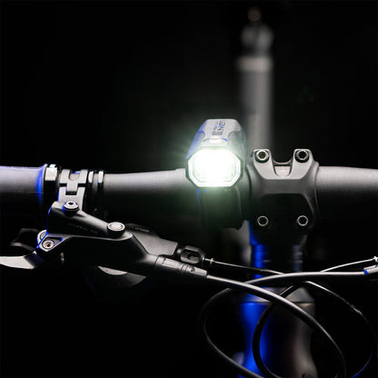 Éclairage avant LEZYNE KTV DRIVE PRO 300+ en studio