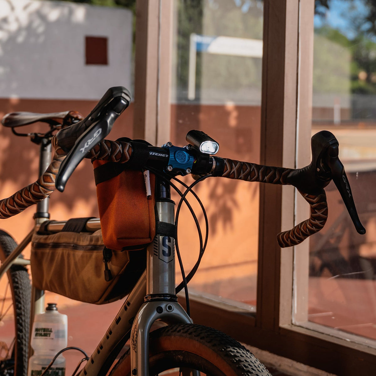 LEZYNE MINI DRIVE 450+ avant sur vélo de route