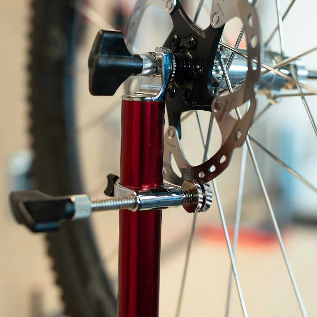 Centreur de roues FEEDBACK SPORTS Pro Truing Stand 2.0