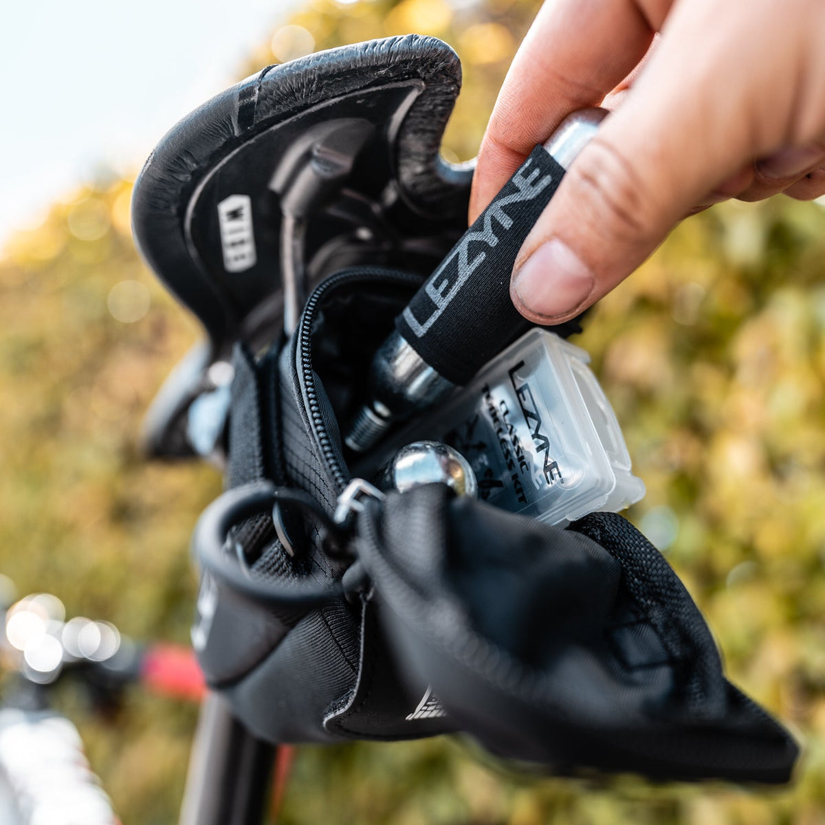 Sacoche de Selle LEZYNE Caddy avec Kit Tubeless