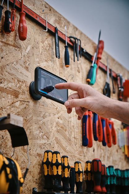 Support Mural FIDLOCK VACUUM Noir — utilisation du support noir avec téléphone en position paysage