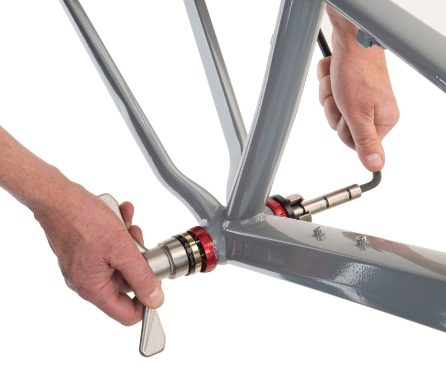 Park Tool BBP-AOS installant un roulement dans un adaptateur fileté