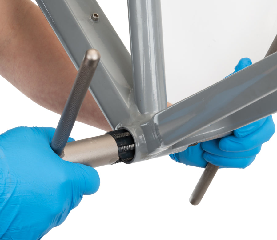 Park Tool BTS-1 inséré dans un boîtier de pédalier BSA pour taraudage