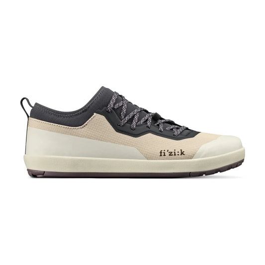 Chaussures VTT FIZIK VERSOR 2 FLAT Beige/Gris – fond blanc, cadrage harmonisé