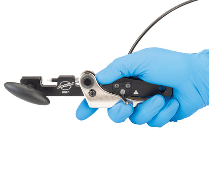 Park Tool HBT-1 coupant une durite de frein hydraulique
