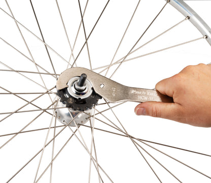 Park Tool HCW-17 démontant une bague sur un moyeu pignon fixe