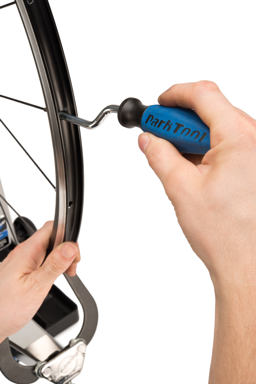 Park Tool ND-1 vissant des écrous de rayon sur une roue
