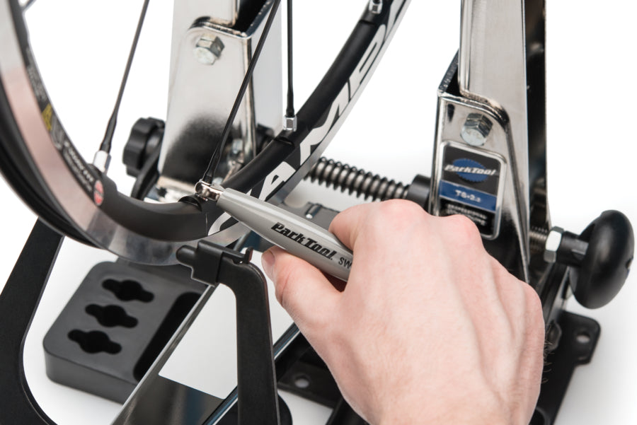 Park Tool SW-11 engagée sur un écrou de rayon Campagnolo 5,5 mm