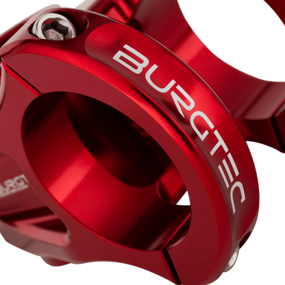 Potence BURGTEC ENDURO MK3 Rouge — détail du serrage du cintre