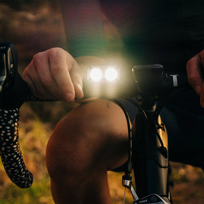 Éclairage Avant KNOG BLINDER ROAD 400 — exemple de montage sur guidon