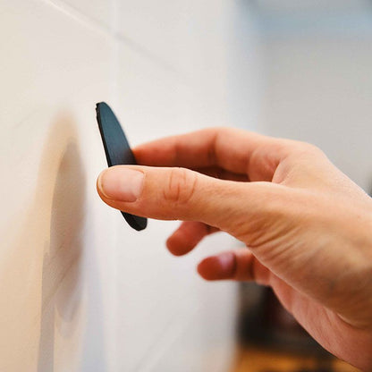Support Mural FIDLOCK VACUUM Noir — installation du support noir : positionnement de la base sur le mur