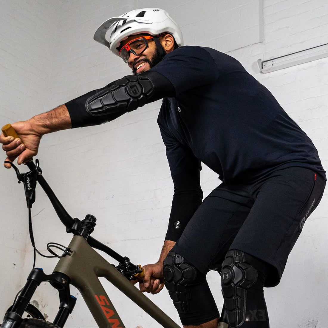 Coudières G-FORM PRO-X3 Noir Matt